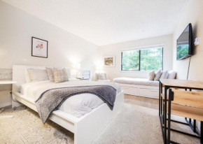 Cozy Creek Den - Studio w Hot Tub and Pool